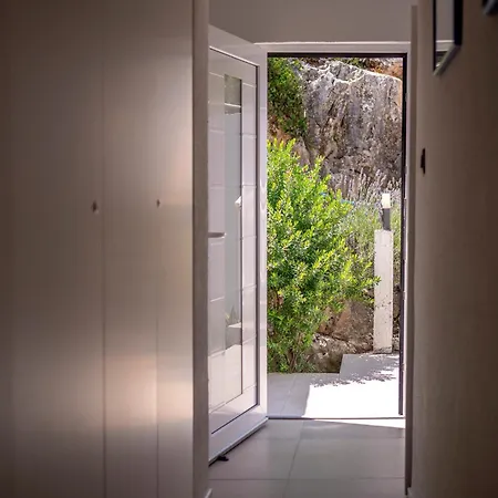 Secluded Sea View House - 10m From The Sea Vakantiehuis
