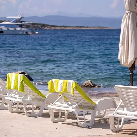 Vakantiehuis Secluded Sea View House - 10m From The Sea *