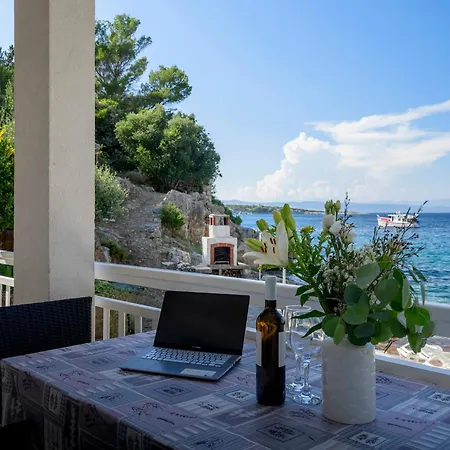 Vakantiehuis Secluded Sea View House - 10m From The Sea *