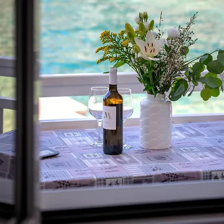Secluded Sea View House - 10m From The Sea Vakantiehuis *