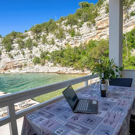Vakantiehuis Secluded Sea View House - 10m From The Sea *