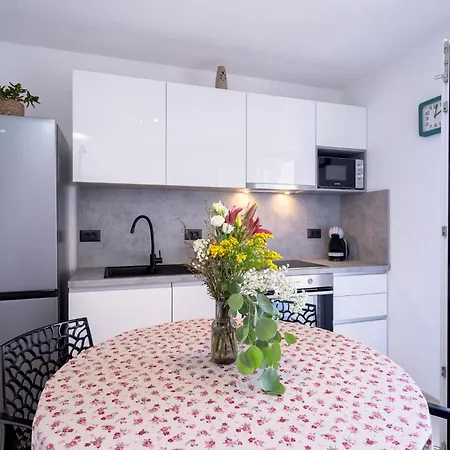 Vakantiehuis Secluded Sea View House - 10m From The Sea *
