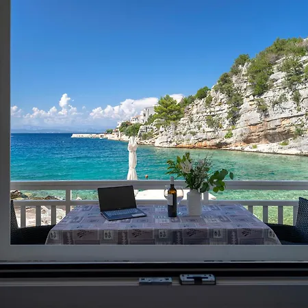 Secluded Sea View House - 10m From The Sea Vakantiehuis *