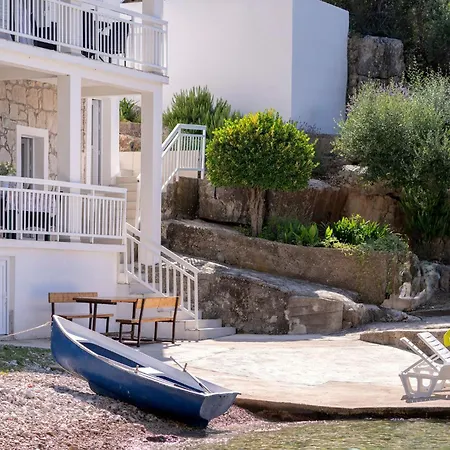 Vakantiehuis Secluded Sea View House - 10m From The Sea *